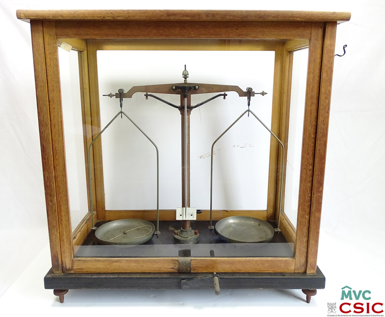 Balanza de precisión. Patrimonio histórico del CSIC.