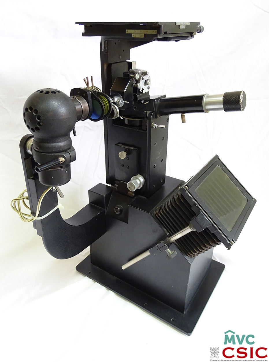 Microscopio metalográfico. Patrimonio histórico del CSIC.