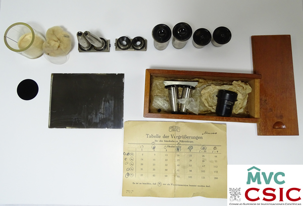 Contenido de la caja del microscopio binocular Zeiss
